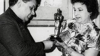 "Το Όσκαρ το πήρα ερήμην μου" Ο Μάνος Χατζιδάκις πέταξε στα σκουπίδια το χρυσό αγαλματίδιο