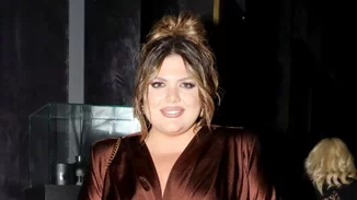 Δανάη Μπάρκα | Στη Μαρινέλλα με καφέ σατέν φόρεμα που "αγκάλιασε" τις καμπύλες της