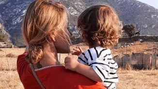 Παναγιώτης - Αντώνιος Κικίλιας | Η Τζένη Μπαλατσινού φωτογραφίζει τον μικρό της γιο στο Παιδικό Μουσείο