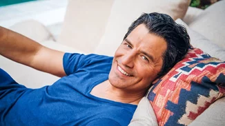 Ο Σάκης Ρουβάς "εκνευρισμένος" σε ξενοδοχείο | "Πείτε μου ότι δεν το παθαίνω μόνο εγώ"