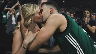 Κώστας Σλούκας | Το τρυφερό φιλί στη Μαρία Δαρσινού και την κόρη του, Βαλέρια μετά τη νίκη της Εθνικής