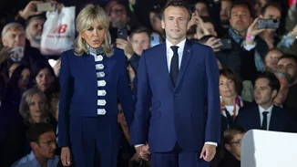 Η Brigitte Macron επιστρέφει με μια νέα κλασική εκδοχή του Parisian Chic