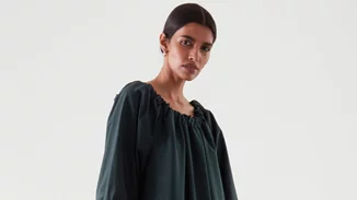 Αυτό το φόρεμα από το Cos είναι το απόλυτο must have του καλοκαιριού -και όχι μόνο