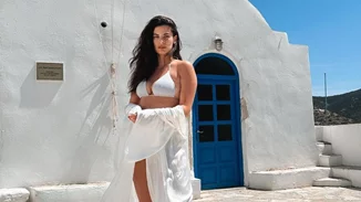 Χριστίνα Μπόμπα | Το girly island look της με ολόσωμο μαγιό που θέλουμε να αντιγράψουμε