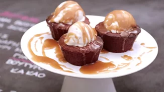 Σουφλέ σοκολάτας με αλατισμένη καραμέλα γάλακτος από την Αργυρώ Μπαρμπαρίγου