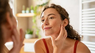 Πώς να δημιουργήσεις φακίδες στην επιδερμίδα σου με προϊόντα μακιγιάζ που σίγουρα έχεις στη συλλογή σου