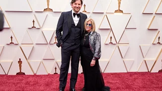 Bradley Cooper | Στο κόκκινο χαλί των Όσκαρ, αγκαλιά με τη μαμά του (για ακόμη μία φορά)