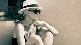 H Μαρία Mπακοδήμου κολυμπάει στη γαλάζια σπηλιά στο Καστελόριζο