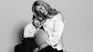 Η Anita Brand κρατάει αγκαλιά τα δύο παιδιά της και είναι πιο ευτυχισμένη από ποτέ