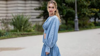 Με ποια παπούτσια ταιριάζουν καλύτερα τα denim φορέματα