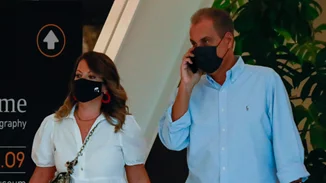 Νίκος Στραβελάκης | Σπάνια έξοδος του παρουσιαστή με τη σύζυγο και τον γιο του