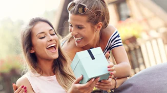 Τα beauty δώρα που μπορείς να χαρίσεις στην κολλητή σου το Πάσχα μέχρι 30 ευρώ