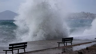 Καιρός | Τσουχτερό κρύο και θυελλώδεις άνεμοι σήμερα - Ανεβαίνει από αύριο η θερμοκρασία