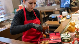 Ενόψει Χριστουγέννων αυξημένη 25% η κίνηση στα ζαχαροπλαστεία και τα χριστουγεννιάτικα είδη, μειωμένη ως και 30% στον ρουχισμό και την υπόδηση