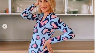 Νάντια Μπουλέ | Ποζάρει με μίνι outfit και φουσκωμένη κοιλίτσα στην κουζίνα της