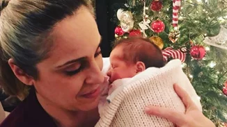 Τζένη Μπότση | Γενέθλια για την κόρη της, Αλίκη, αλλά και την (ολόιδια) αδερφή της