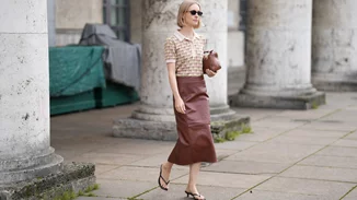 Η δερμάτινη μίντι φούστα που δεν θα αποχωρίζεσαι φέτος