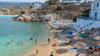 Πιο διασκεδαστική από τη Μύκονο πιο γραφική από τη Σαντορίνη | Το ελληνικό νησί στο οποίο θα κάνεις τις πιο οικονομικές διακοπές της ζωής σου