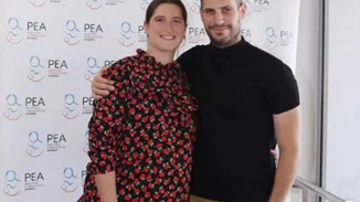 Βίβιαν Δράκου | Με floral μίνι φόρεμα στην έξοδο από το μαιευτήριο