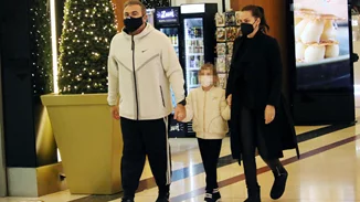 Αντώνης Ρέμος - Υβόννη Μπόσνιακ | Βόλτα με την εξάχρονη κόρη τους, Ελένη