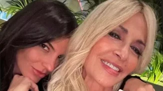 Άννα Βίσση | Για μπάνιο με τη Δήμητρα Κούστα - Το ολόσωμο πράσινο μαγιό της