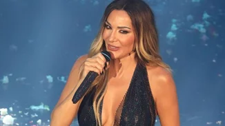 Δέσποινα Βανδή | Βραδινή έξοδος με τις φίλες της  - Με λαμπερό φόρεμα με έναν ώμο