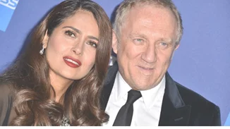 Salma Hayek | Οι αδημοσίευτες φωτογραφίες από τον γάμο της που δείχνουν πόσο όμορφη νύφη ήταν