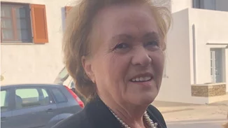 Βασιλική Χαστατζέρη- Σουλιώτη | Βραβεύτηκε η μαία που έφερε στον κόσμο πάνω από 60 παιδιά στη Σίφνο, ένα από αυτά στον αέρα