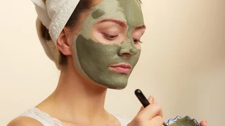 5 μάσκες με πράσινη άργιλο που κάνουν παρελθόν τη λιπαρότητα στο πρόσωπο