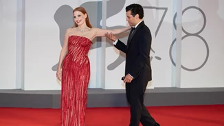 Jessica Chastain | H απάντησή της για το viral φιλί με τον (παντρεμένο) Oscar Isaac στη Βενετία