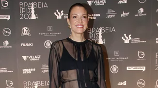 Sleek, λαμπερά μαλλιά | Η Βίκυ Καγιά με το chic χτένισμα που "αφαιρεί" χρόνια από το πρόσωπο