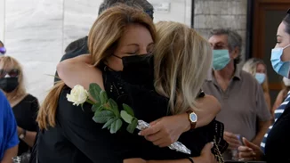 Συντετριμμένες Άντζελα Γκερέκου και Μαρία Βοσκοπούλου στο μνημόσυνο του Τόλη Βοσκόπουλου - Φωτογραφίες