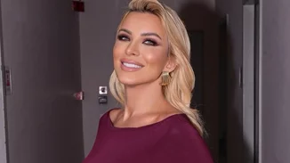 Έγκυος τις γιορτές; Η Κατερίνα Καινούργιου με το φόρεμα από την Pink Woman που μπορείς να φορέσεις