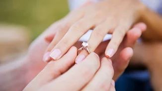 Πώς θα επιλέξετε το ιδανικό δαχτυλίδι αρραβώνων