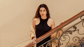 Η Τόνια Σωτηροπούλου μπήκε στην κουζίνα και ετοιμάζει γεμιστά, φορώντας το μαγιό της