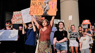 Συντηρητική αναδίπλωση στις ΗΠΑ | Μετά τις αμβλώσεις στο στόχαστρο οι γάμοι ομόφυλων και η αντισύλληψη