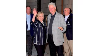 Ο Bill Clinton παίρνει εξιτήριο από το νοσοκομείο και εξέρχεται αγκαζέ με τη Hillary Clinton