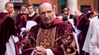 Ταινίες Πρώτης Προβολής | Από την Παρθενόπη του Sorrentino στο Κονκλάβιο με τον Fiennes