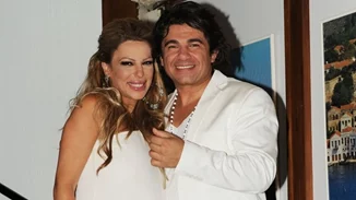 16 χρόνια πριν | Όταν η εγκυμονούσα Κέλλυ Κελεκίδου παντρεύτηκε τον Νίκο Κουρκούλη με κουμπάρα την Ελένη Μενεγάκη