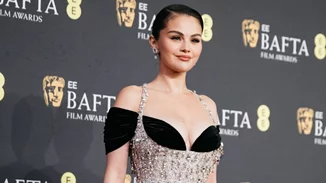 Sparkling Merlot Mani | Το μανικιούρ της Selena Gomez στα BAFTA Awards 2025 ήταν στο διαχρονικό χρώμα που ταιριάζει σε όλες τις γυναίκες