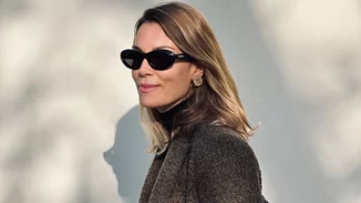 Λευκό κοστούμι και sneakers | Το casual look της Βίκυς Καγιά είναι η έμπνευση που χρειάζεσαι