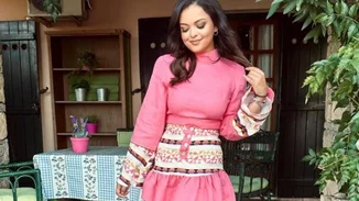 Μιμή και Μαριτίνα Ντενίση | Αγκαλιασμένες στο σπίτι τους στον Θεολόγο