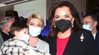 Η Ντόρα Μπακογιάννη με τα εγγόνια της και τη νύφη της, Σία Κοσιώνη, στην παρουσίαση βιβλίου της Μαρίκας Μητσοτάκη