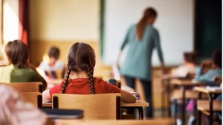 "Αγόρια στο ντους" | Δασκάλα έδειξε σε μαθητές δημοτικού βραβευμένη ταινία και προκάλεσε τις αντιδράσεις των γονιών – Το εξώδικο και η απάντησή του Υπουργείου