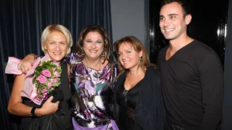 "Μας νίκησες" | Το στεφάνι της Ζέτας Μακρυπούλια, Μαρίας Καβογιάννη και Ελισάβετ Κωνσταντινίδου στην κηδεία της Καίτης Κωνσταντίνου