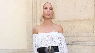 Ο αλάνθαστος τρόπος για να φορέσεις το λευκό φόρεμα το καλοκαίρι σύμφωνα με τη Μαρία Ολυμπία