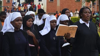 Πάσχα στην Ουγκάντα | Ο Επιτάφιος μέσα από τη ζούγκλα και το γεύμα αγάπης