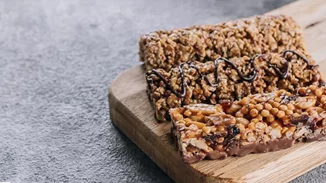 Μπάρες granola με φυστικοβούτυρο | Το ιδανικό σνακ για τις ημέρες που απλώς δεν προλαβαίνεις