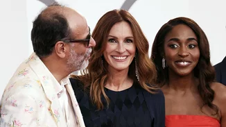 Julia Roberts | Η πρώτη εμφάνιση στη Μόστρα της Βενετίας και η αποθέωση με χειροκρότημα διάρκειας 6 λεπτών