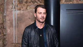 Συντετριμμένος ο Γιώργος Αγγελόπουλος στην κηδεία της μητέρας του στη Σκιάθο